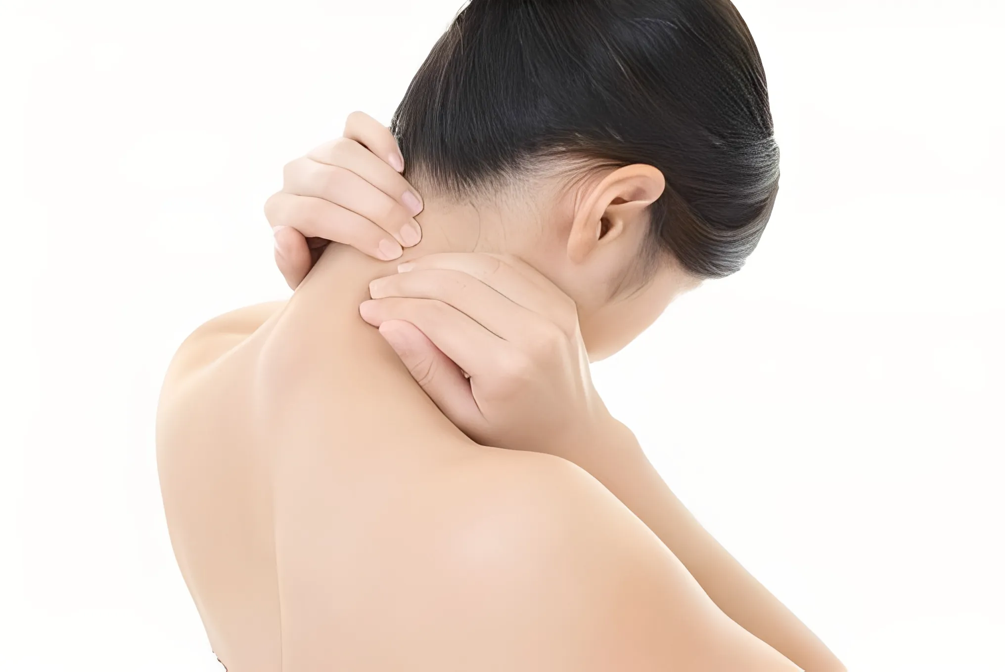 首を押さえる女性