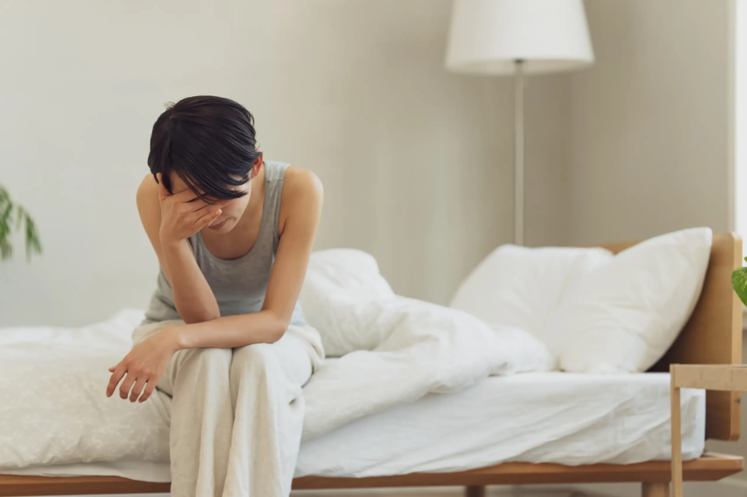 頭を抱える女性