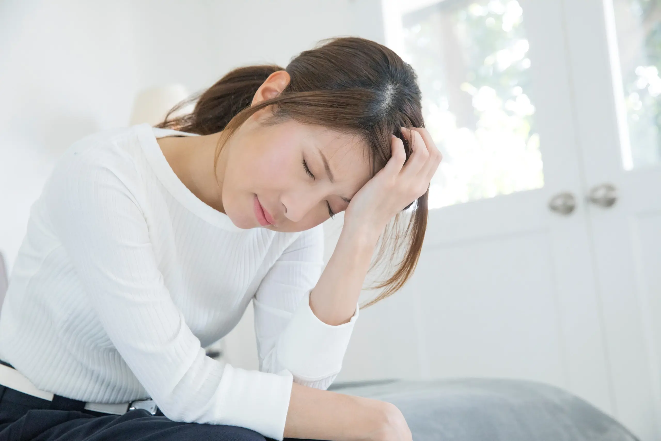 頭を抱える女性