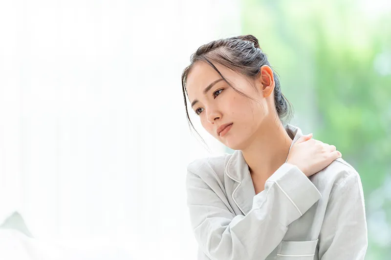 肩を気にする女性
