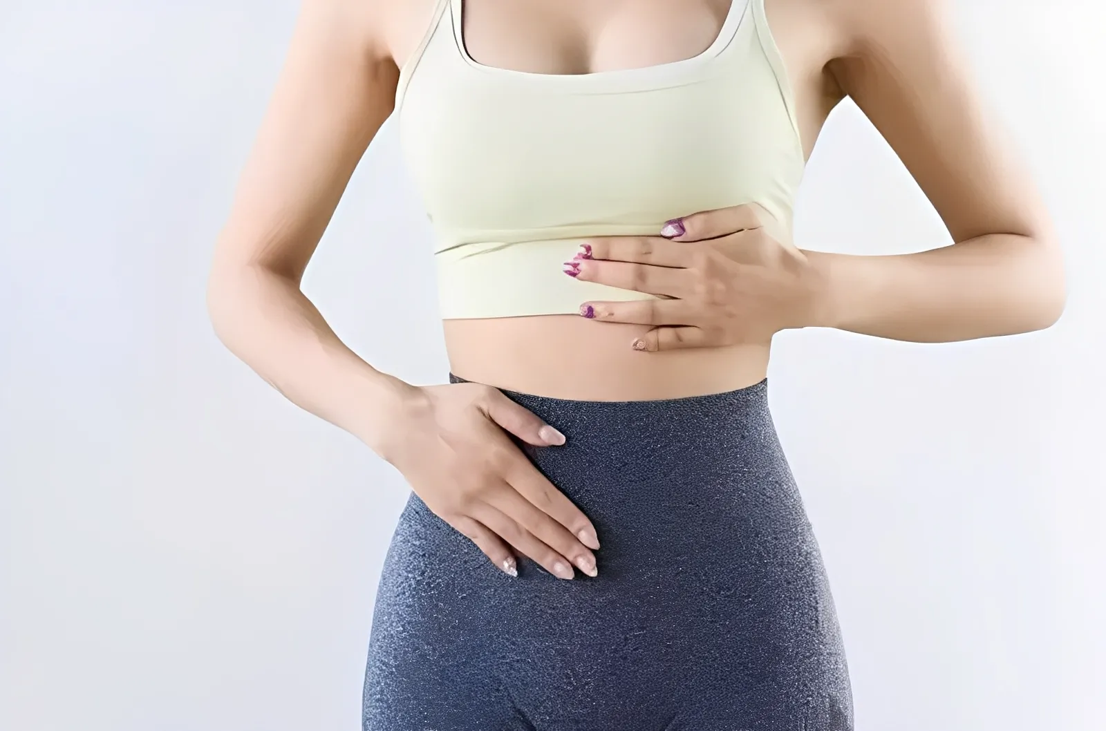 腰回りをおさえる女性