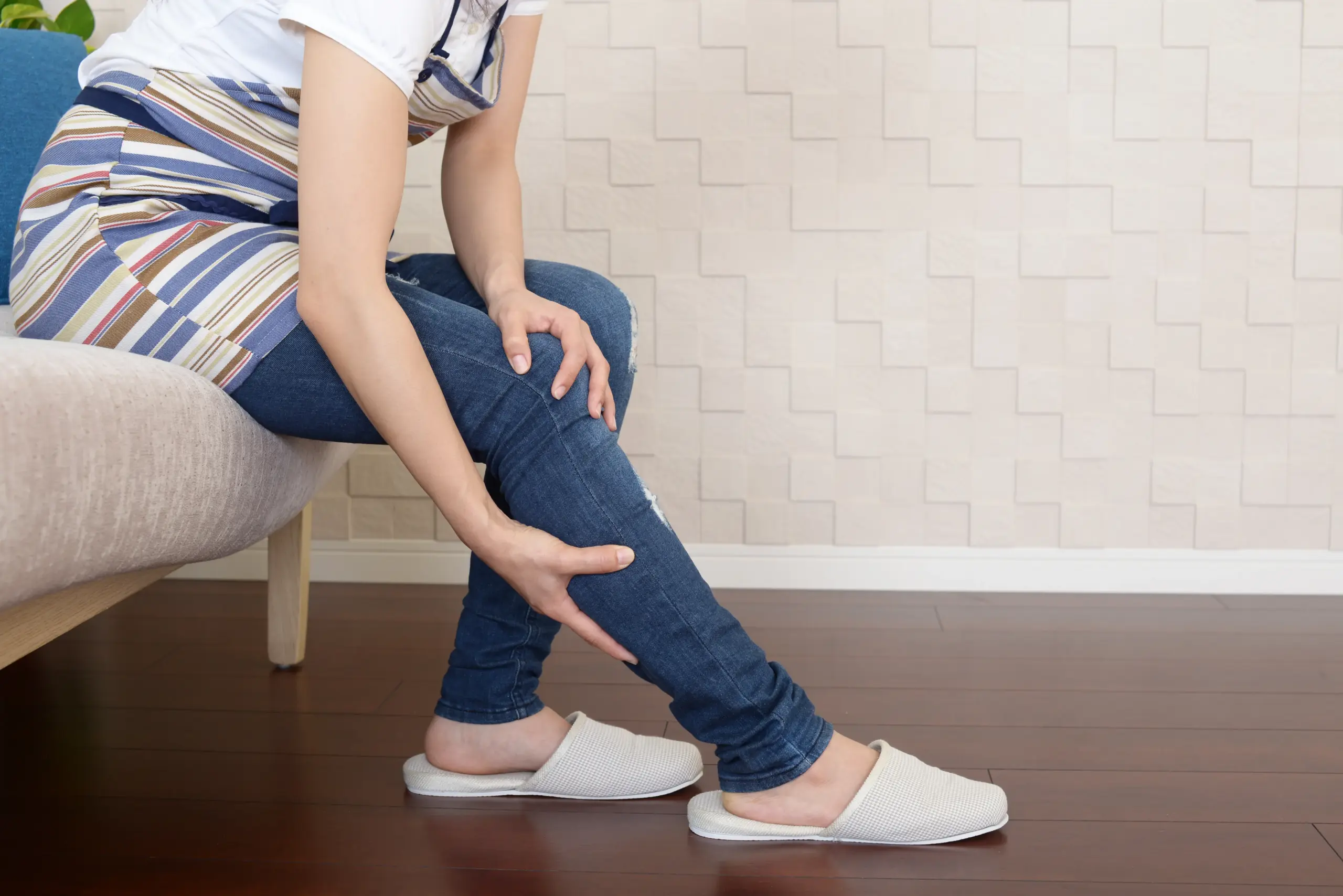 足首をおさえる女性