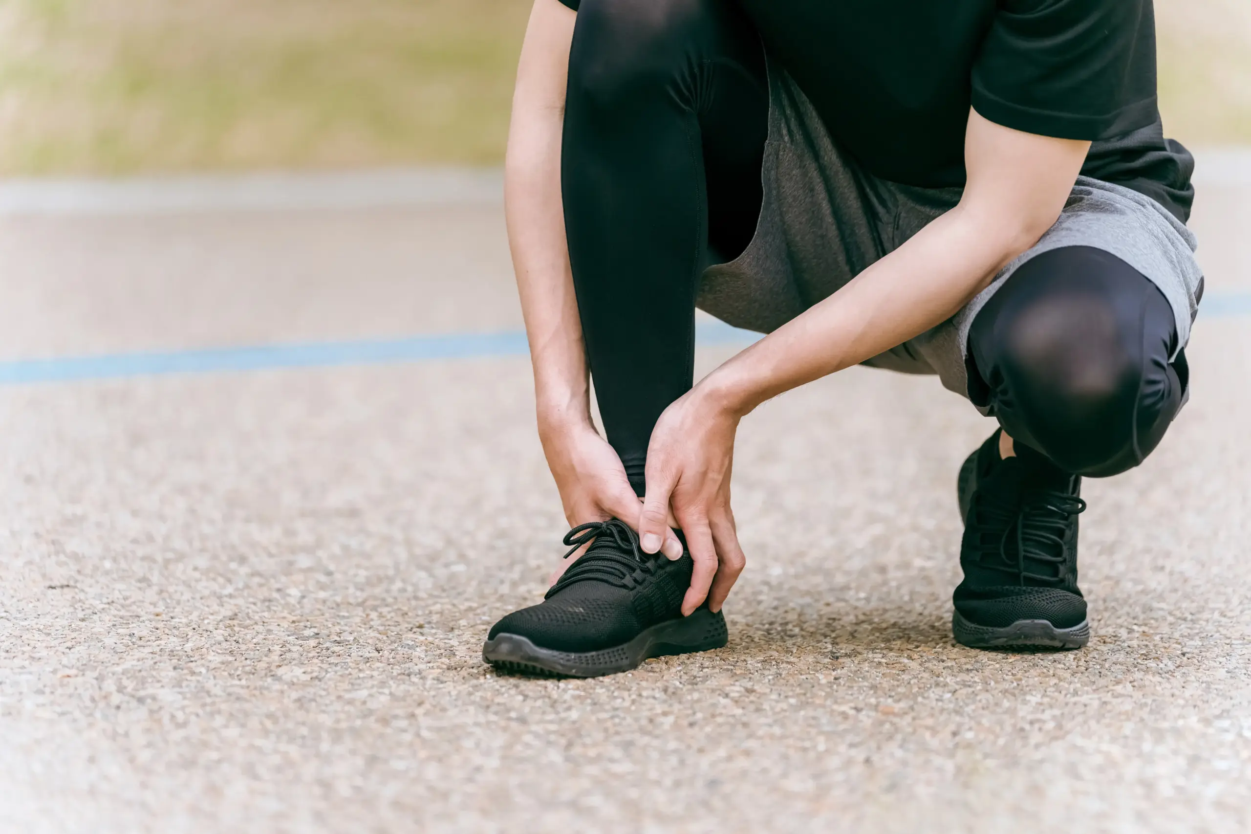 足首をおさえる男性
