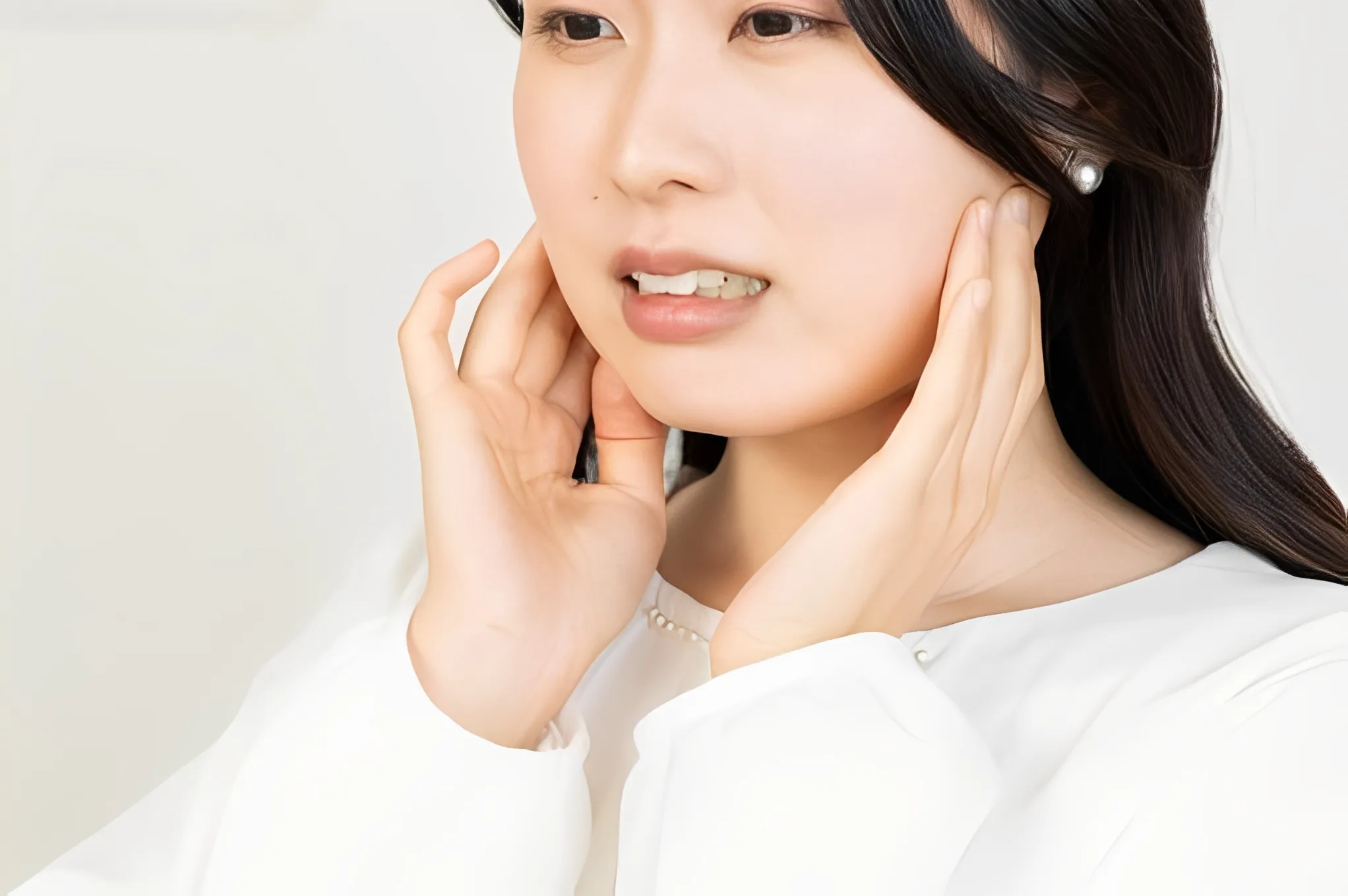 顎をおさえる女性