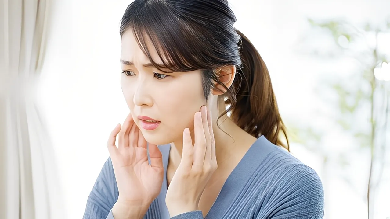 顎を気にする女性