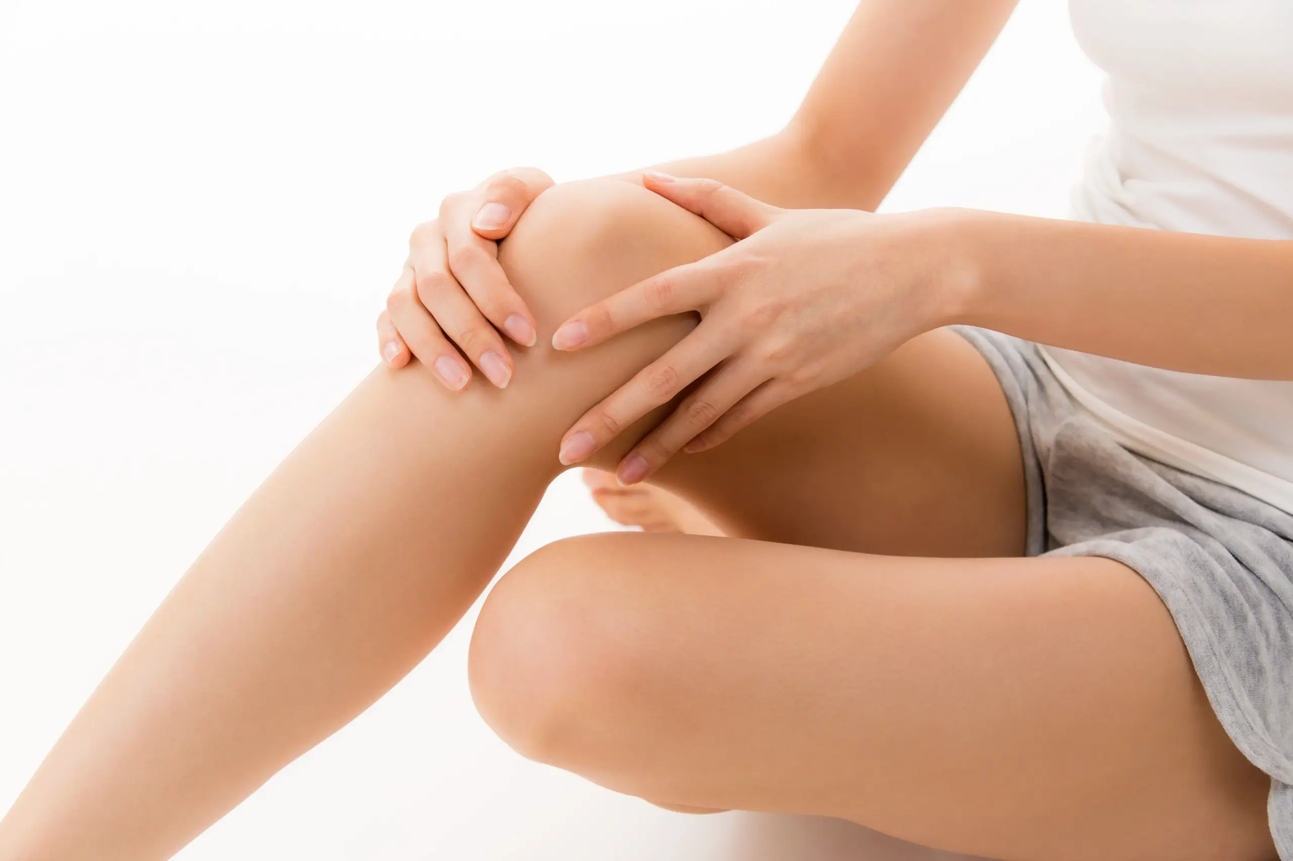 ひざをおさえる女性