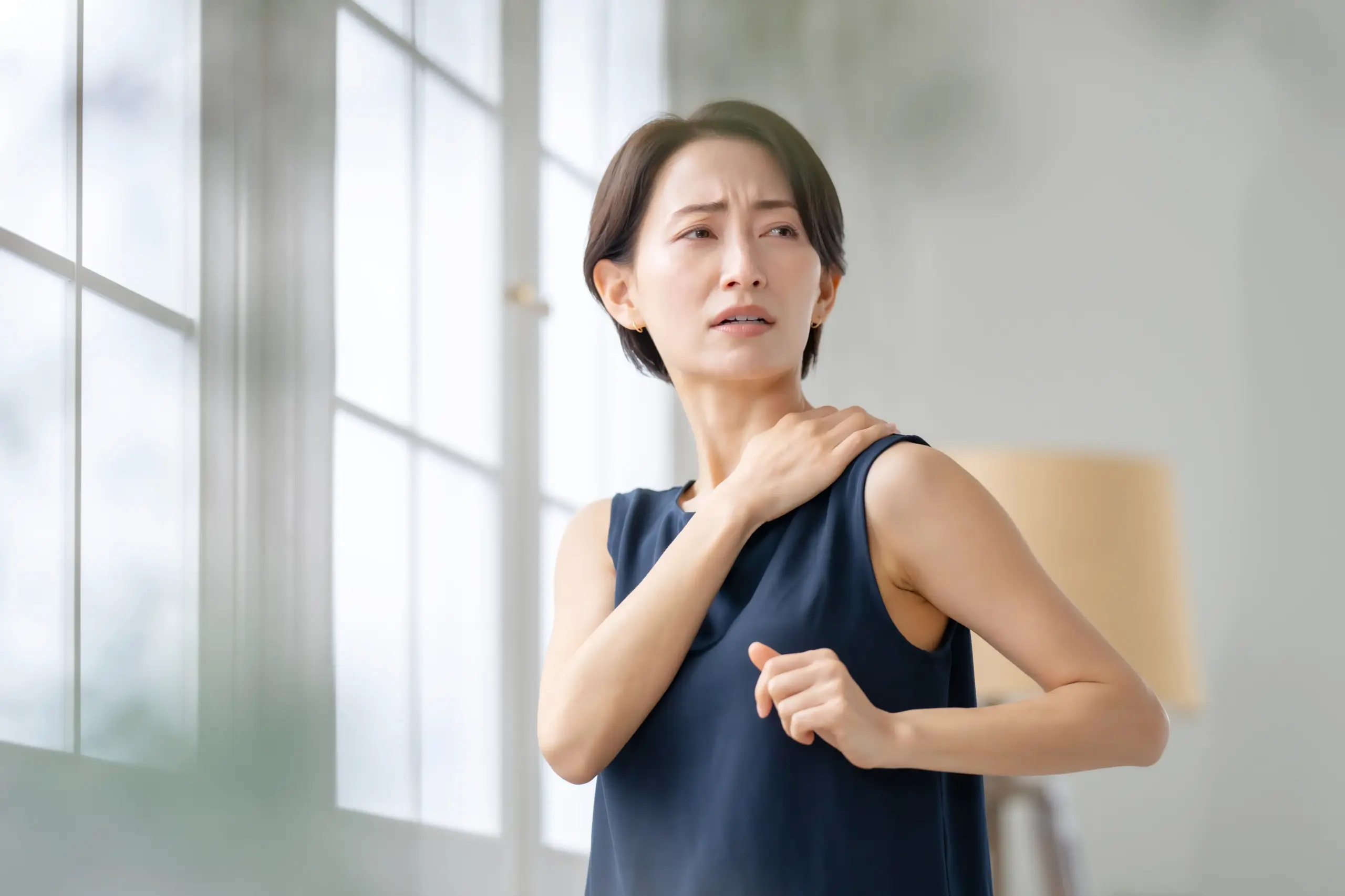 肩を気にする女性