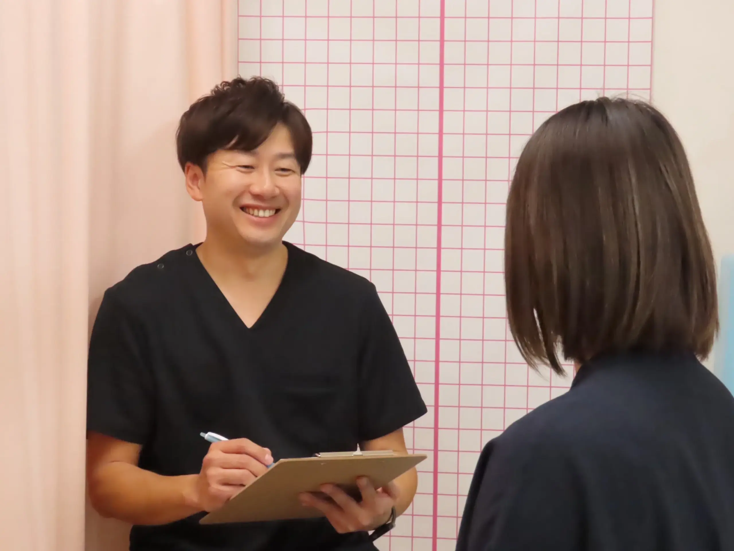 笑顔で患者さんと話す先生